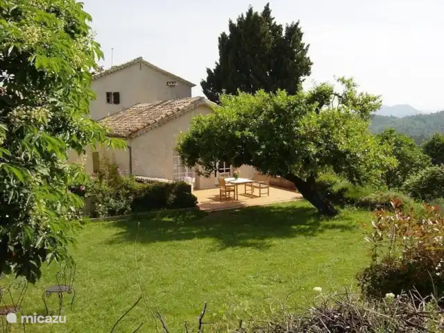 Location de Vacances France, Gard, Molières-sur-Cèze, appartement - L'auditorium Au Mas Blanc il y a un 2,4 et 6 pers. loger. Au 12ème siècle, les moines bénédictins ont choisi ce lieu merveilleux. La vue imprenable sur les Cévennes témoigne encore chaque jour de leur sens de la beauté. Vous y trouverez calme, nature, piscine et soleil
