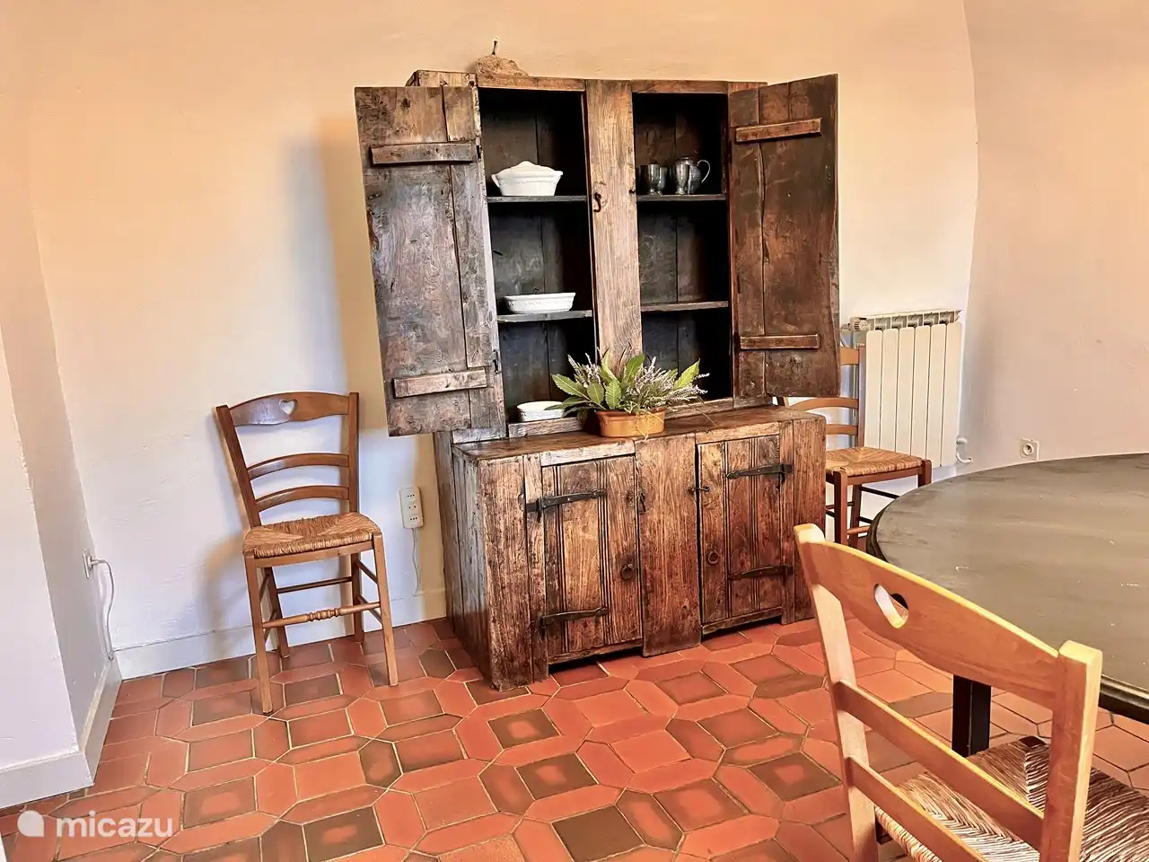 De antieke kast gevonden op een brocantemarkt in de buurt.
