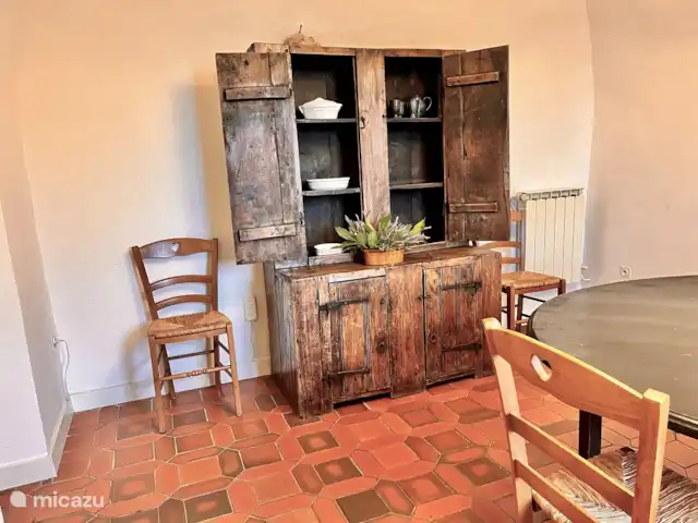 Location de Vacances France, Gard, Molières-sur-Cèze, appartement - L'auditorium J'ai trouvé le placard antique dans un marché aux puces à proximité.