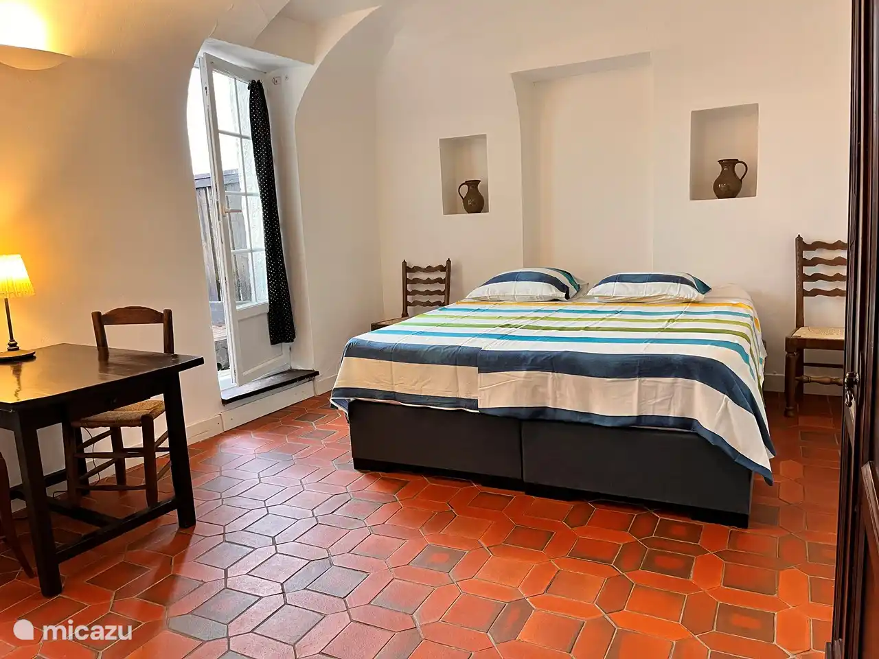 Het Auditorium. De ouder slaapkamer anno nu. twee losse bedden of een tweepersoonsbed. Links de deur naar het terras.