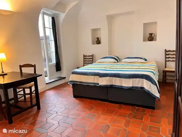 Location de Vacances France, Gard, Molières-sur-Cèze, appartement - L'auditorium L'auditorium. La chambre principale d'aujourd'hui. deux lits simples ou un lit double. A gauche se trouve la porte de la terrasse.