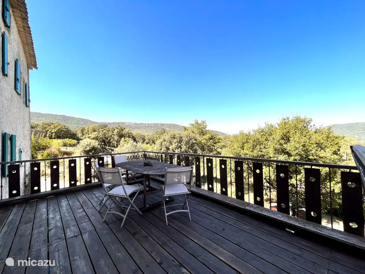 Het terras van het Auditorium kijkt ver uit over de heuvels.
