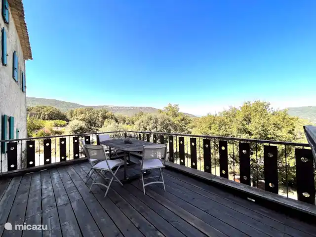 Location de Vacances France, Gard, Molières-sur-Cèze, appartement - L'auditorium La terrasse de l'Auditorium donne sur les collines.