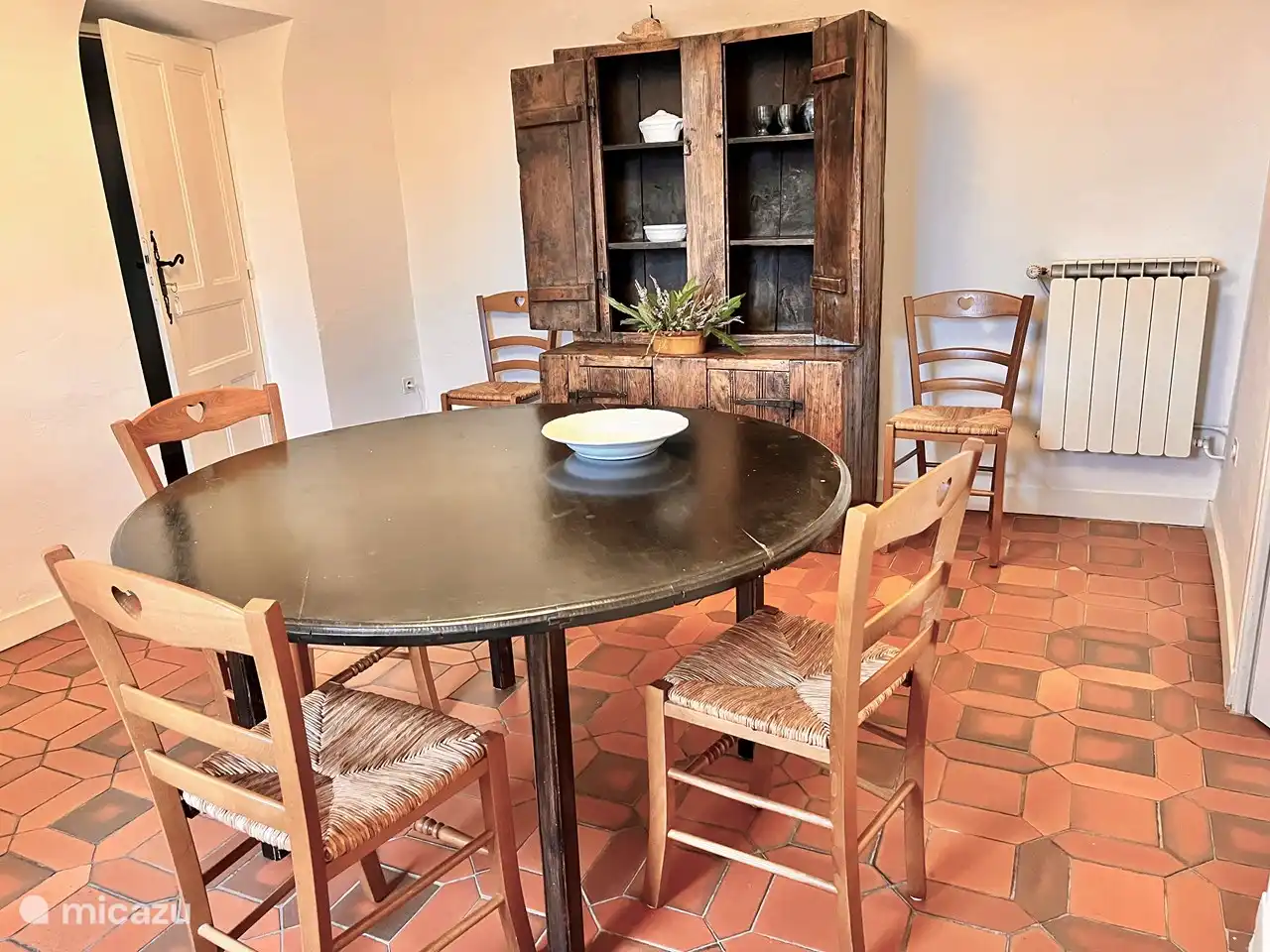 De woonkeuken met ruime tafel voor 5 personen.
