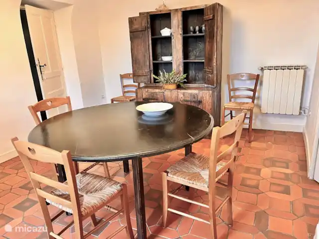 Location de Vacances France, Gard, Molières-sur-Cèze, appartement - L'auditorium La cuisine/salle à manger avec table spacieuse pour 5 personnes.