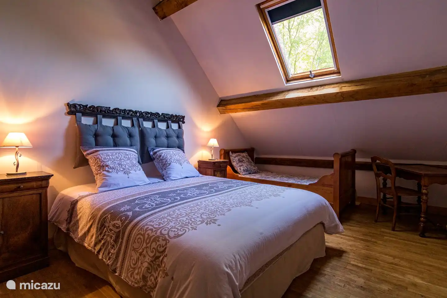 Schlafzimmer mit Bett von 1m60 x 2m. und Bootsbett