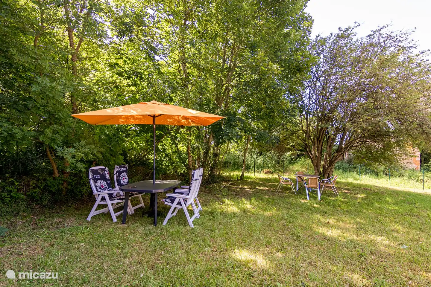 Sitz mit Regenschirm