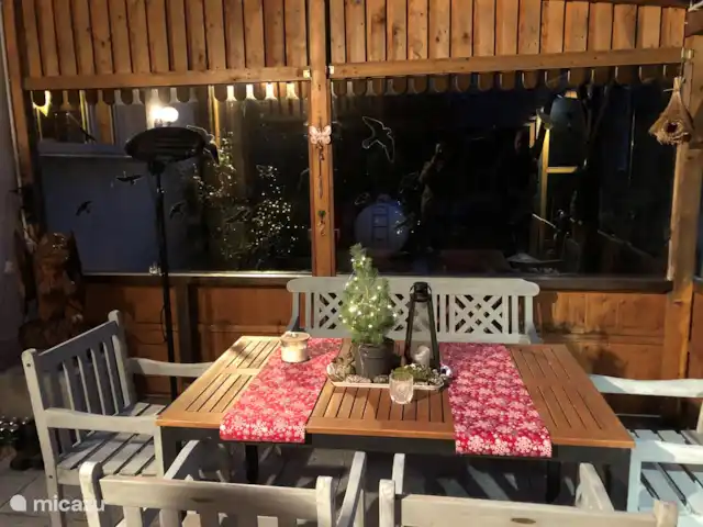 Location de Vacances Allemagne, Eifel, Meisburg, maison de vacances - Hopfi Husli Véranda avec salon de jardin et éclairage cosy et décorée pour Noël.