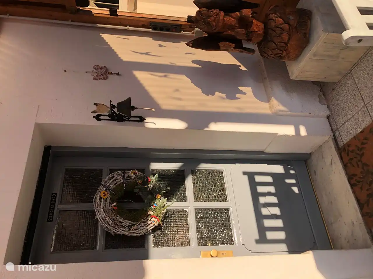 Porte d'entrée sur le porche.