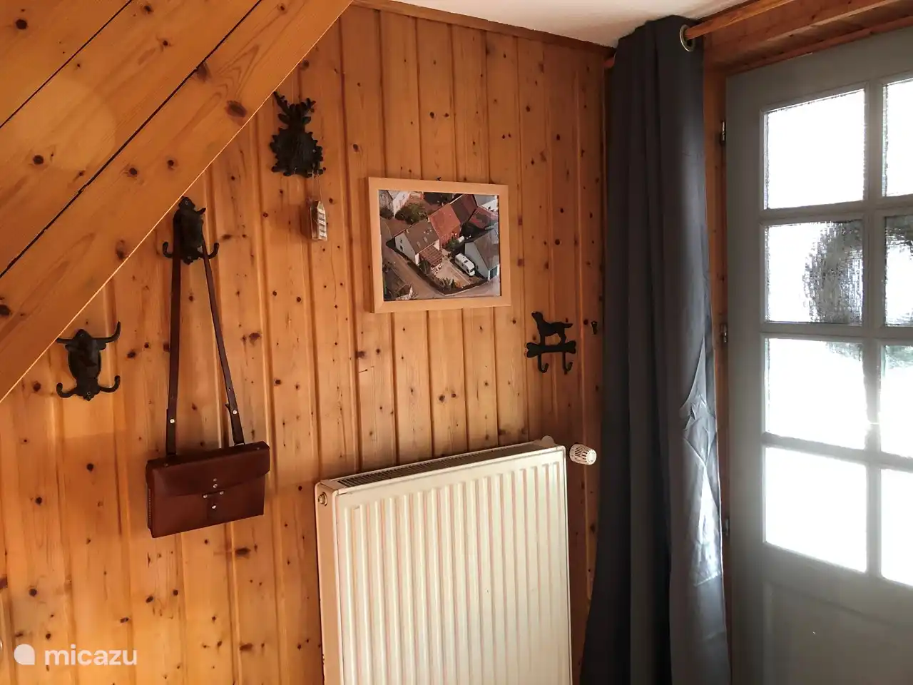 Entrée par le porche.