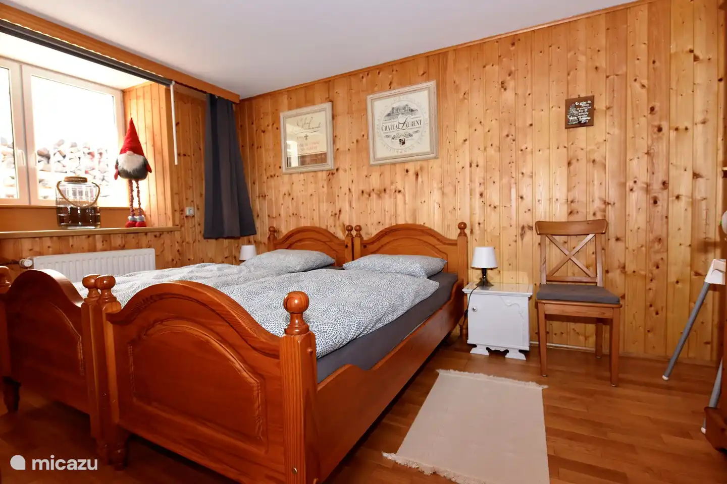 Belle chambre spacieuse au rez-de-chaussée avec deux lits simples.