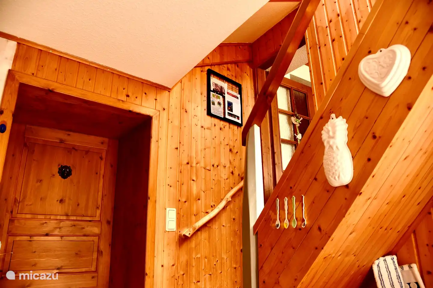 A gauche la chambre du bas, à droite l'accès au salon et l'escalier au deuxième étage.