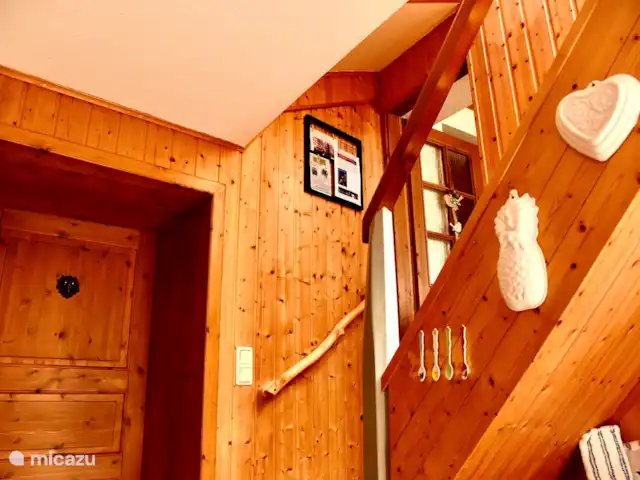 Location de Vacances Allemagne, Eifel, Meisburg, maison de vacances - Hopfi Husli A gauche la chambre du bas, à droite l'accès au salon et l'escalier au deuxième étage.
