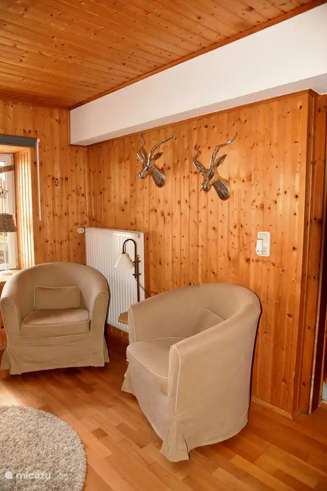 Coin salon confortable dans la partie avant du salon.