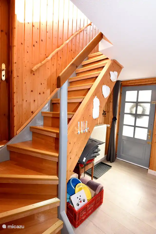 A gauche le premier étage avec la porte du salon. L'escalier mène au palier du deuxième étage.