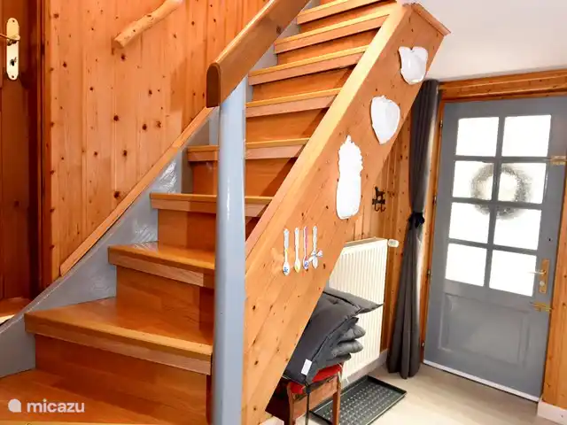 Location de Vacances Allemagne, Eifel, Meisburg, maison de vacances - Hopfi Husli A gauche le premier étage avec la porte du salon. L'escalier mène au palier du deuxième étage.