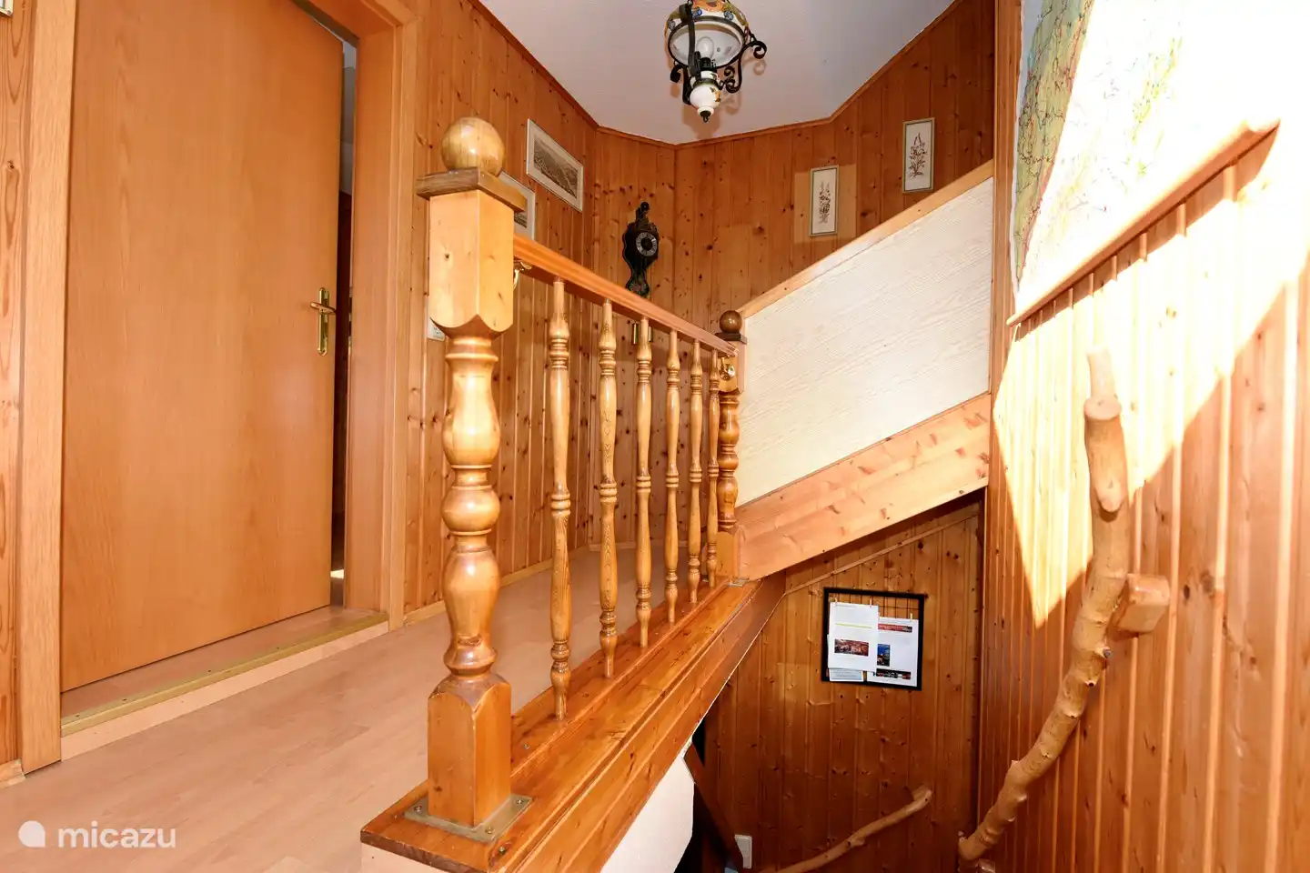 Par le palier du deuxième étage, vous entrez dans la chambre à gauche et la salle de bain à droite.