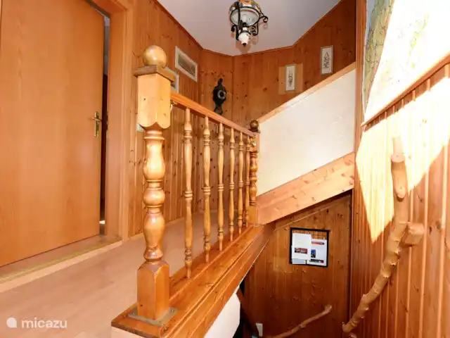 Location de Vacances Allemagne, Eifel, Meisburg, maison de vacances - Hopfi Husli Par le palier du deuxième étage, vous entrez dans la chambre à gauche et la salle de bain à droite.