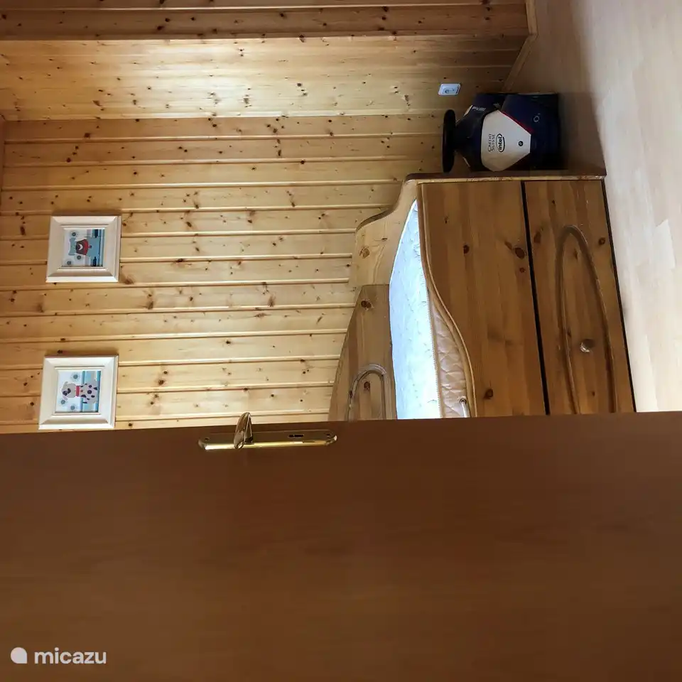 Chambre au deuxième étage avec trois lits simples dont celui-ci est le lit cabane.