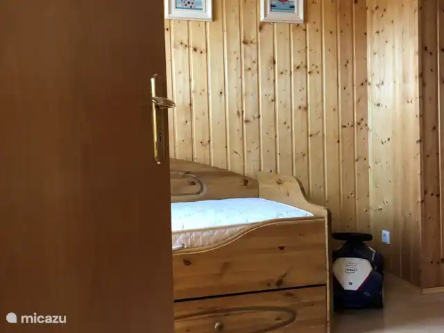 Location de Vacances Allemagne, Eifel, Meisburg, maison de vacances - Hopfi Husli Chambre au deuxième étage avec trois lits simples dont celui-ci est le lit cabane.