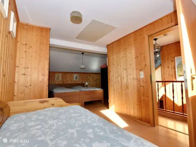 Location de Vacances Allemagne, Eifel, Meisburg, maison de vacances - Hopfi Husli Chambre spacieuse au deuxième étage.