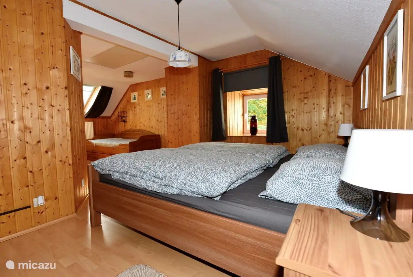 Chambre spacieuse au deuxième étage avec 2 lits simples et un lit cabane.