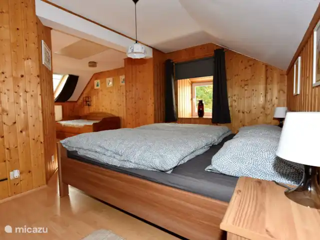 Location de Vacances Allemagne, Eifel, Meisburg, maison de vacances - Hopfi Husli Chambre spacieuse au deuxième étage avec 2 lits simples et un lit cabane.