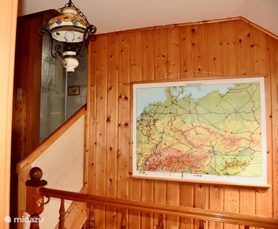 Par le palier, vous entrez dans la salle de bain spacieuse.