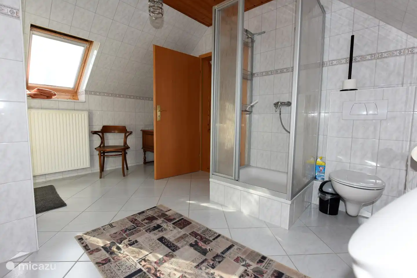 Entrée de la salle de bain spacieuse.