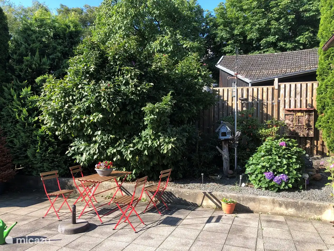 Jardin, il y a aussi un BBQ pour les passionnés