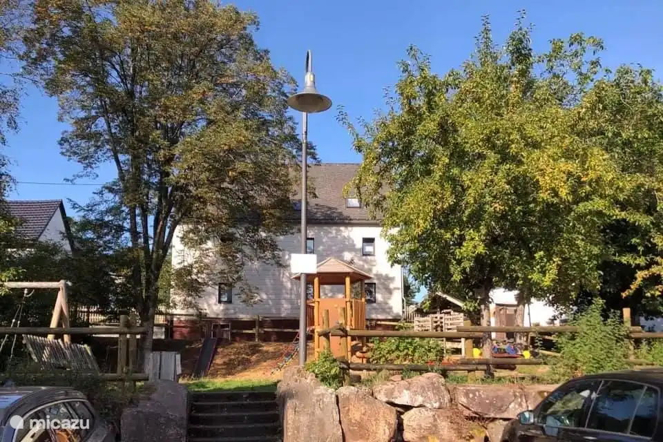 Aire de jeux en face de Hopfi.