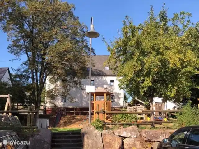 Location de Vacances Allemagne, Eifel, Meisburg, maison de vacances - Hopfi Husli Aire de jeux en face de Hopfi.