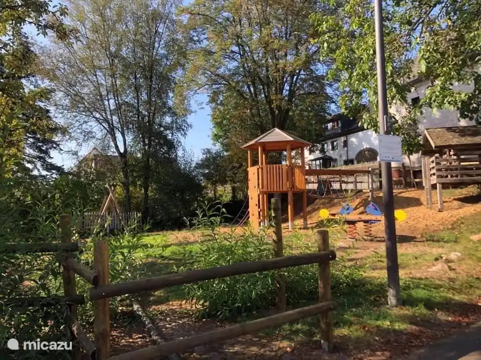 Aire de jeux en face de Hopfi.