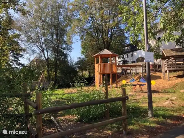 Location de Vacances Allemagne, Eifel, Meisburg, maison de vacances - Hopfi Husli Aire de jeux en face de Hopfi.