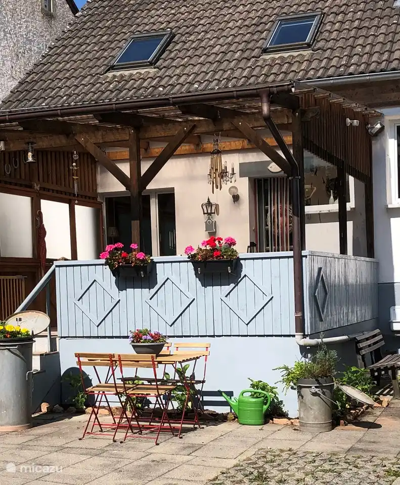 Une magnifique véranda où il fait souvent encore bon se détendre en automne !