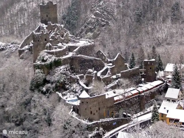 Location de Vacances Allemagne, Eifel, Meisburg, maison de vacances - Hopfi Husli Manderscheid en hiver, ils ont aussi un Weihnachtsmarkt de style chevalier.