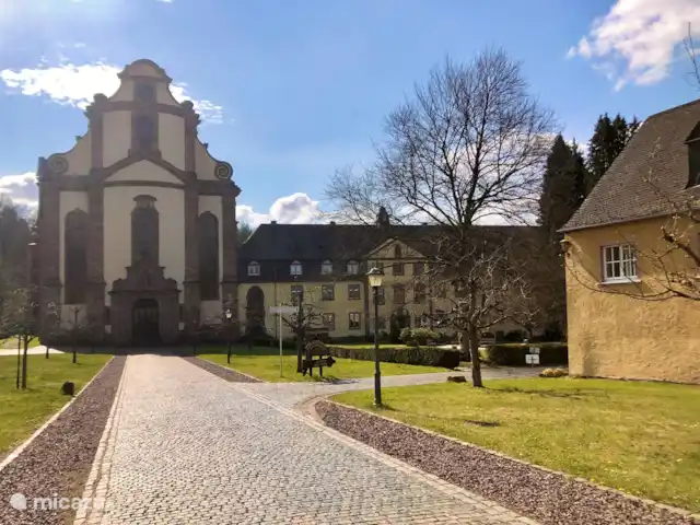 Location de Vacances Allemagne, Eifel, Meisburg, maison de vacances - Hopfi Husli Abtei Himmerod. Il y a un bon restaurant où l'on peut manger la truite arc-en-ciel de l'Abtei.