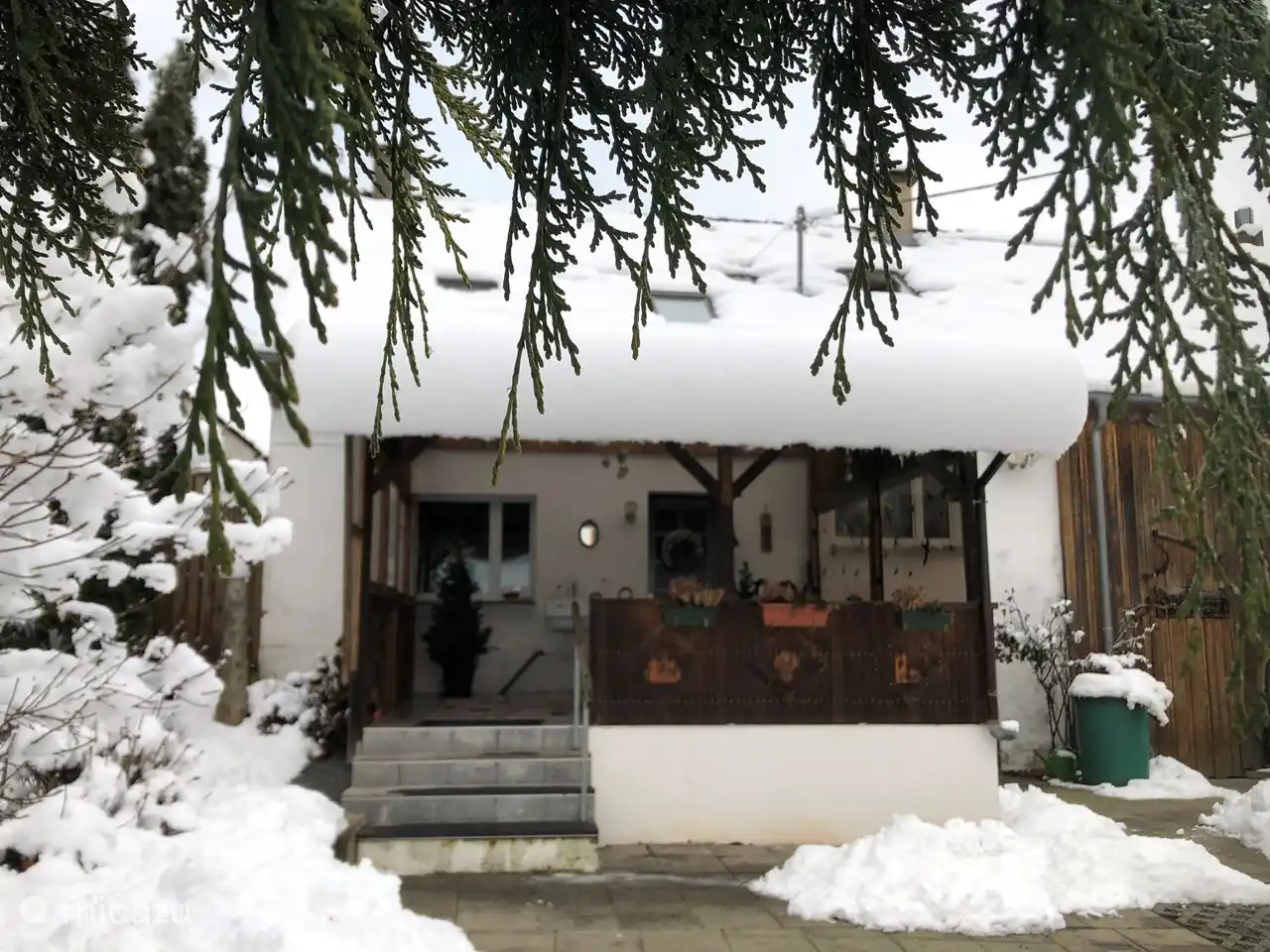 Photo plus ancienne, mais aussi en hiver c'est merveilleux de se détendre sous la véranda au soleil.