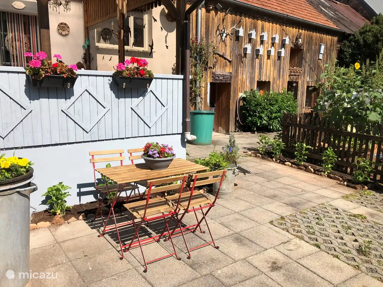 Vue sur le jardin clos de la cour avec sièges.