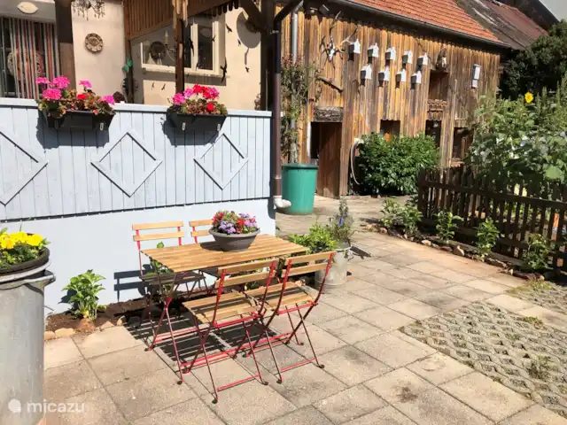 Location de Vacances Allemagne, Eifel, Meisburg, maison de vacances - Hopfi Husli Vue sur le jardin clos de la cour avec sièges.