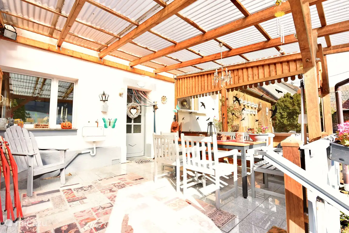 Belle véranda spacieuse.