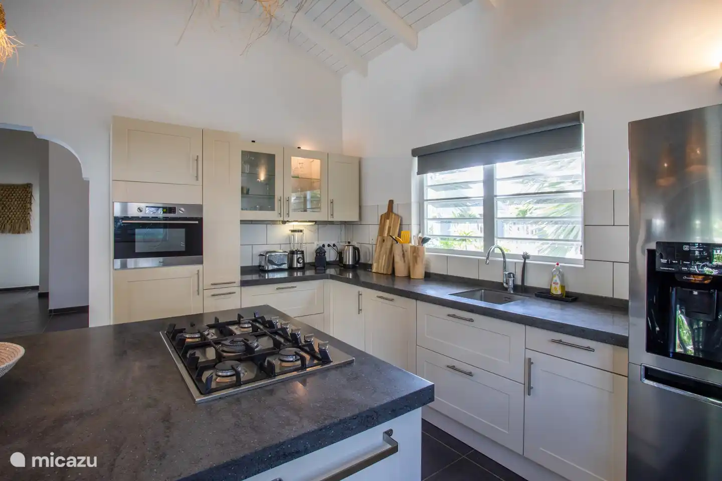 Cocina con horno/microondas, cafetera espresso, tetera.