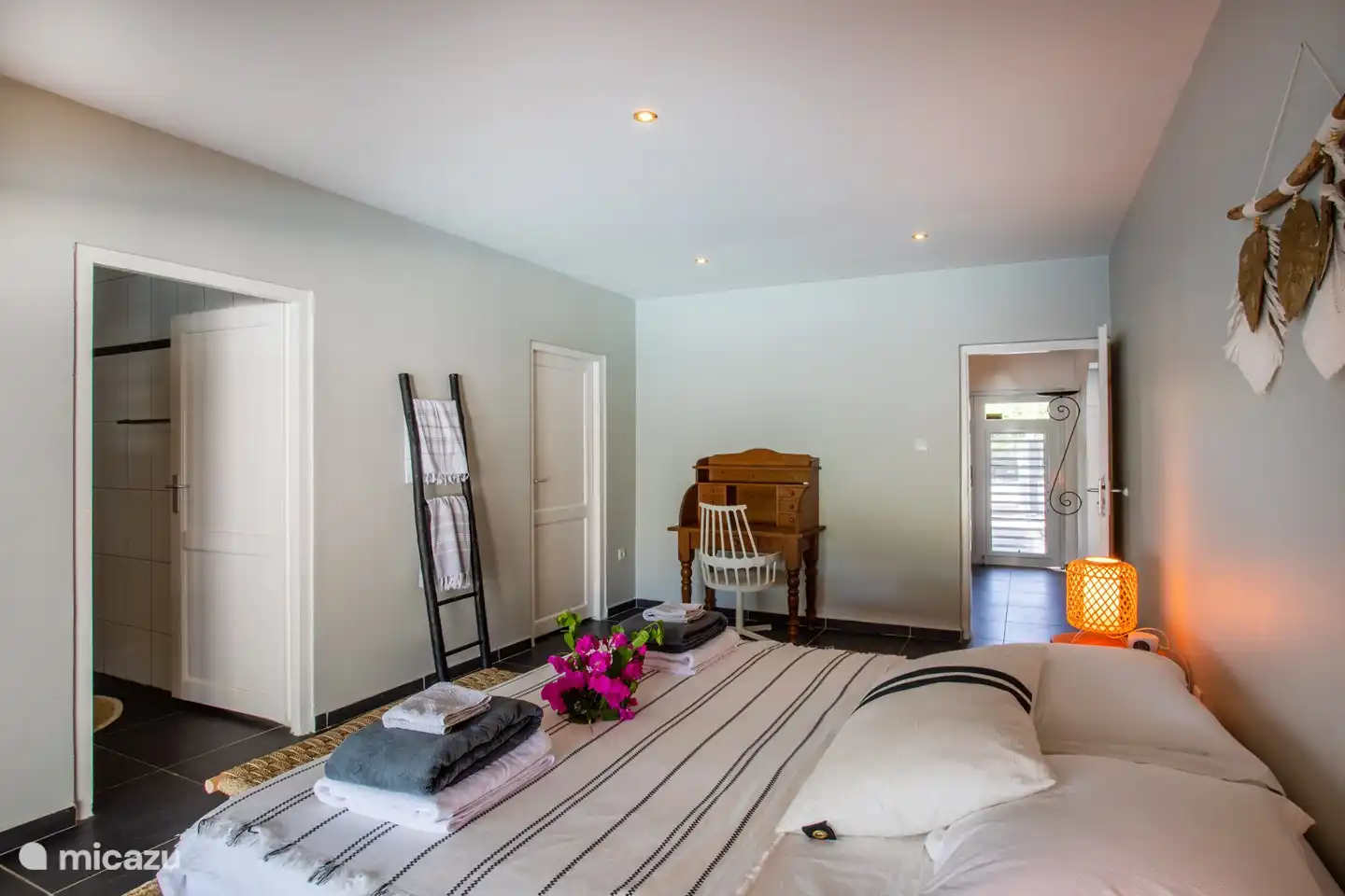 Dormitorio principal con baño conectado