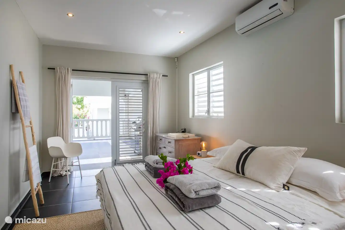 Este dormitorio se puede configurar con 2 camas individuales o con 1 cama extragrande.