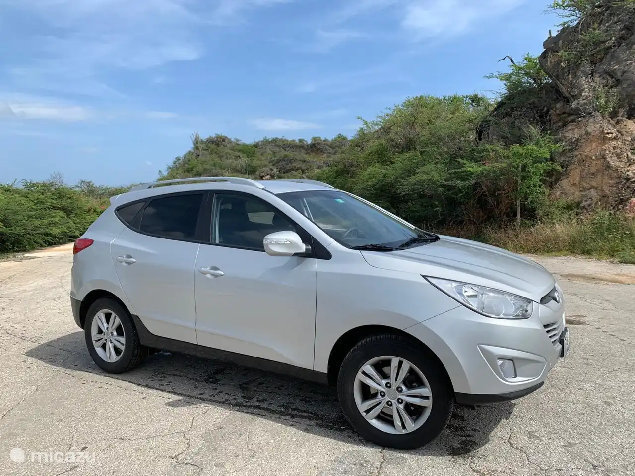 Este SUV Hyundai Tucson ix35 tiene capacidad para 5 personas cómodamente y se puede alquilar por 39 € al día. Un coche ideal para explorar la isla.