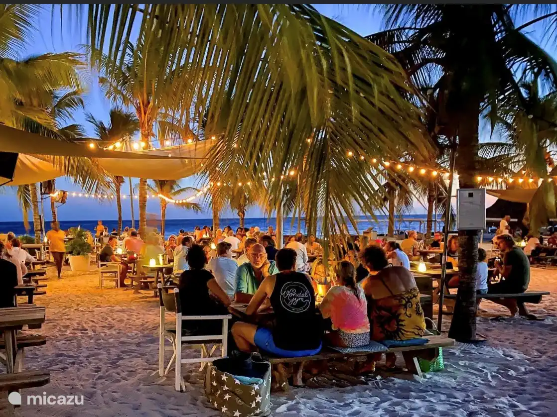 Para cenar con los pies en la arena, puedes ir a Zest beach café (playa de Jan-Thiel)