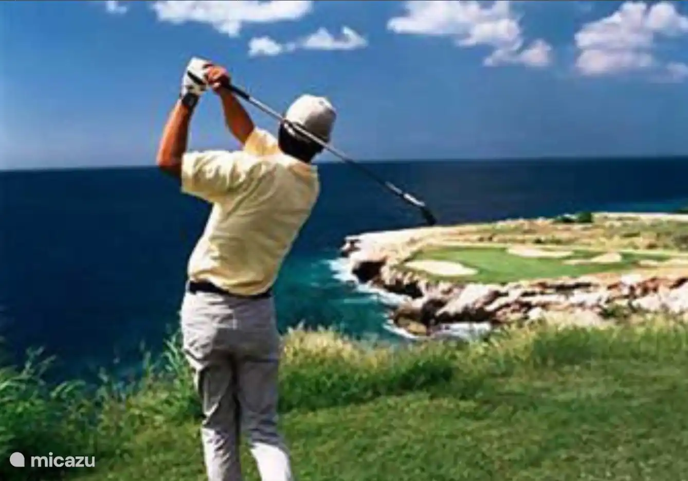 En Blue Bay Resort tienen un campo de golf de 18 hoyos, donde el hoyo 6 es espectacular. Allí hay que cruzar una bahía hasta el green a unos 120 metros.