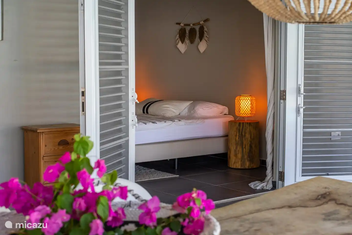 Terraza cubierta con sala de estar y mesa de comedor