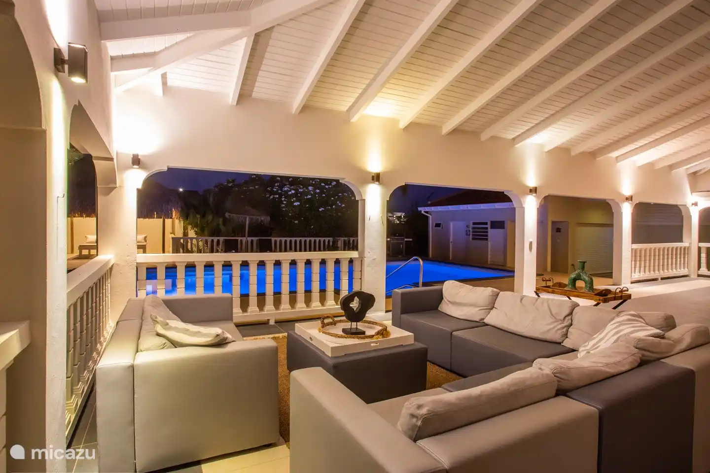 Sala de estar de impresión nocturna.