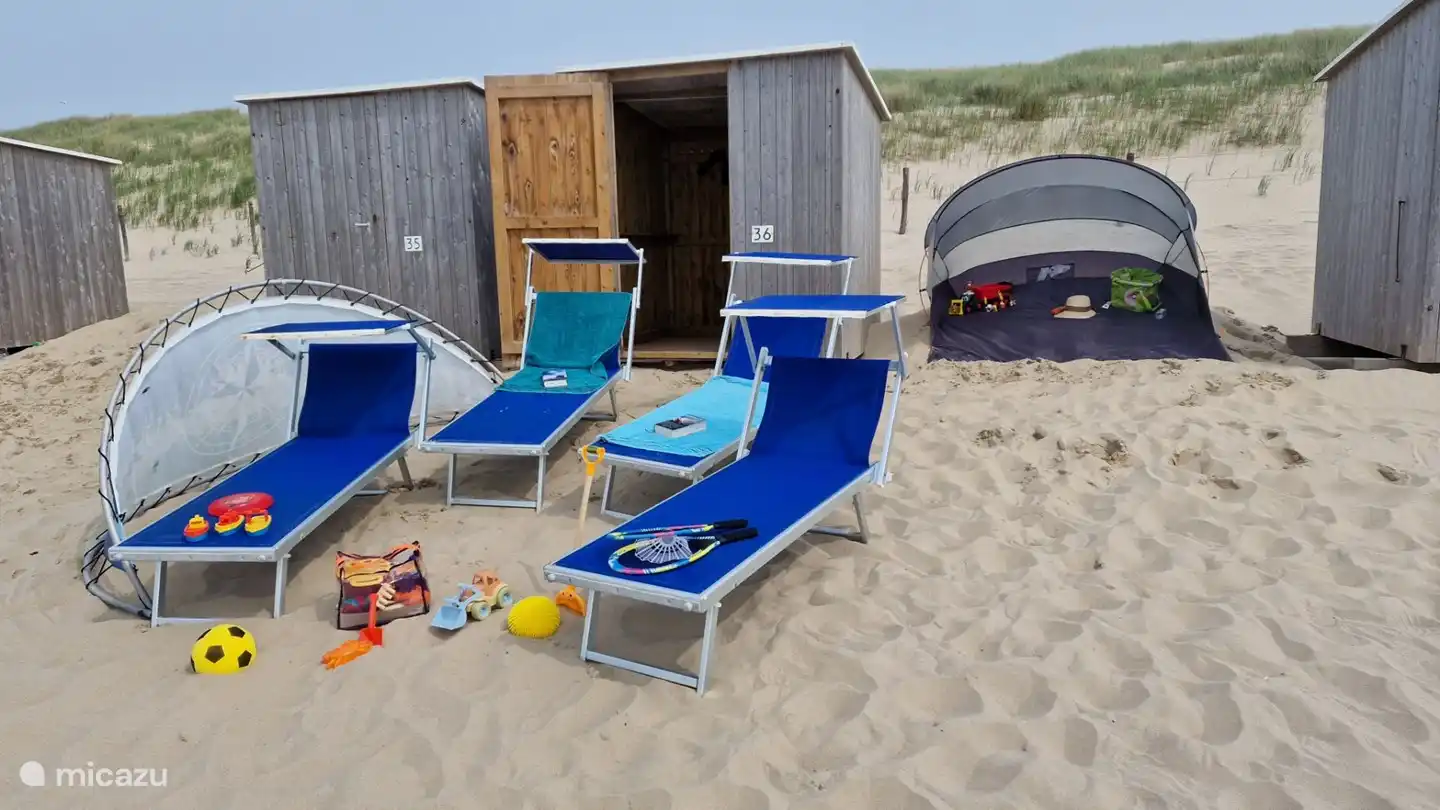 Our own beach cabin with 4 sunbeds, windshield and tent for the children